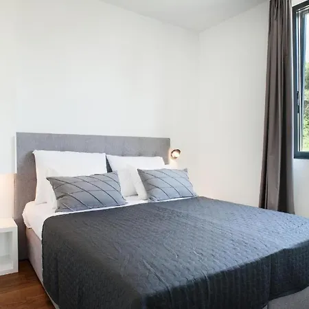 Вилла Luxury With A Swimming Pool Mugeba, - 26016 Пореч
